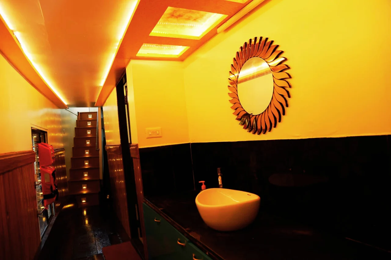 About - Venissa Houseboat