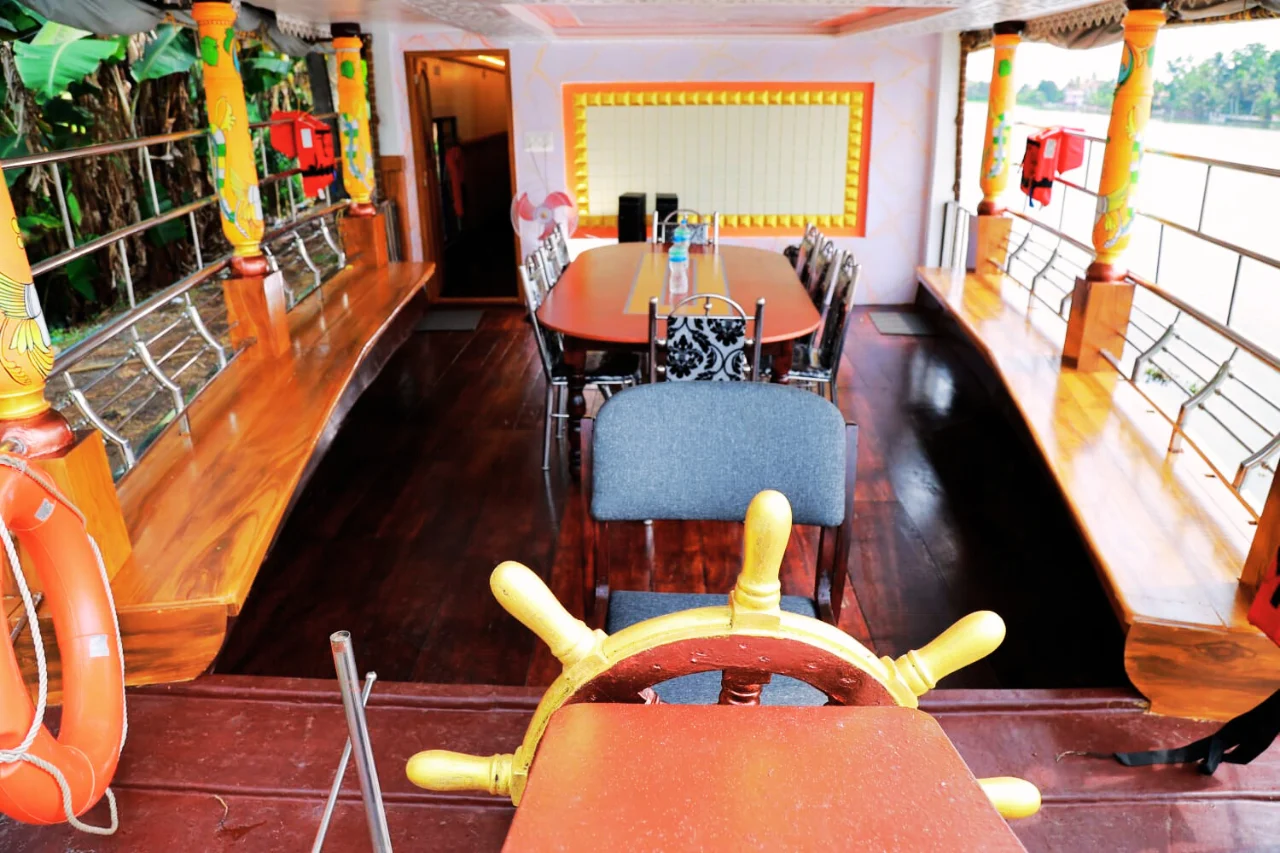 About Us - Venissa Houseboats